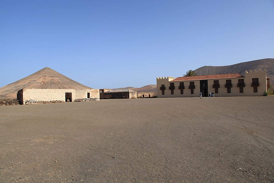 Fachada de la Casa de los Coroneles con balcones de madera