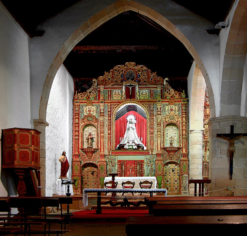 Fachada de la iglesia de Pájara con tallas en piedra